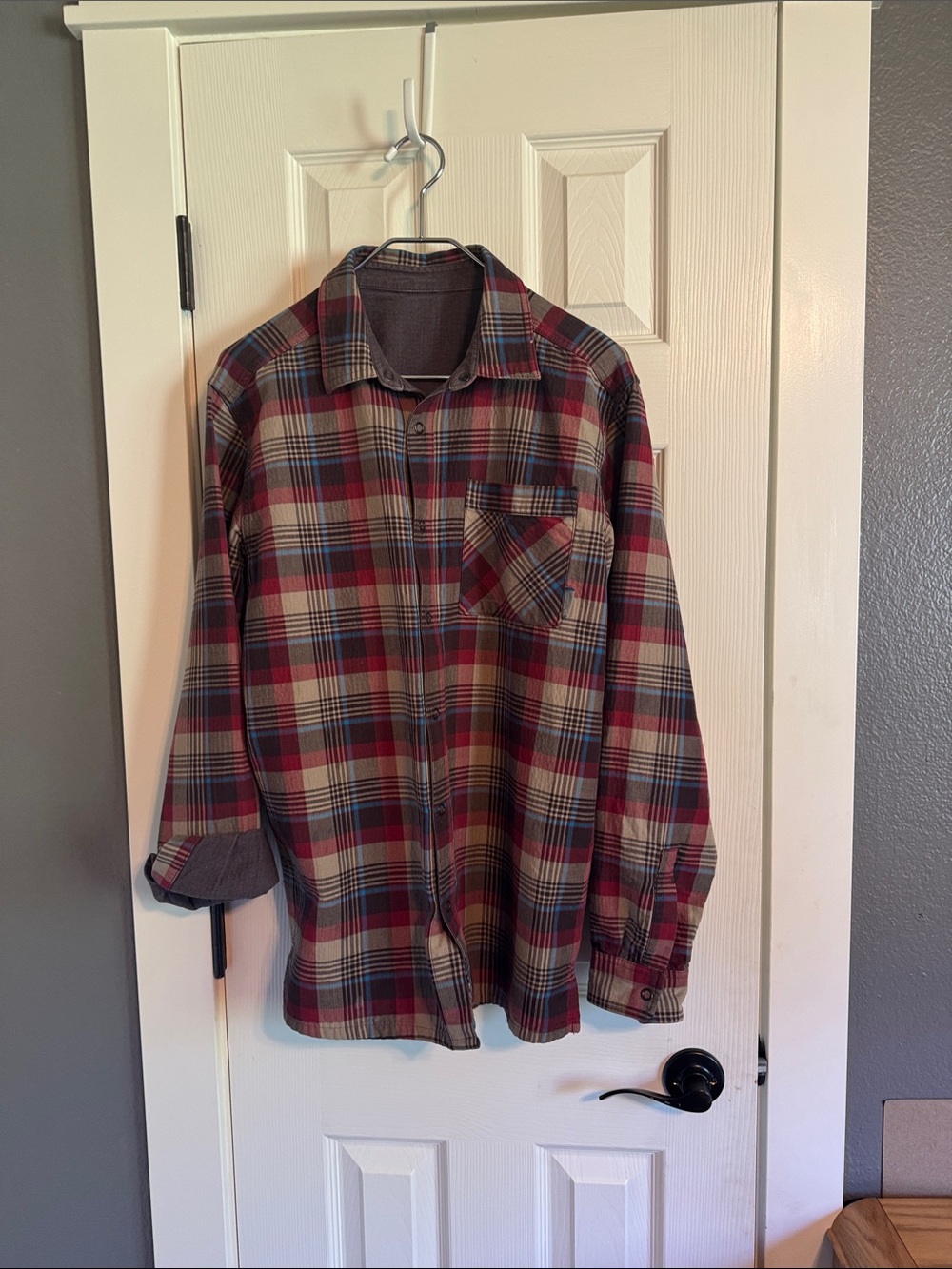 Men’s Mountain Hard Wear reversible snap close shirt size medium.